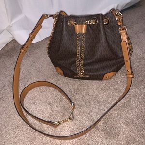 alanis medium logo bucket bag